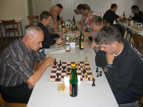Mitglieder beim Schach spielen